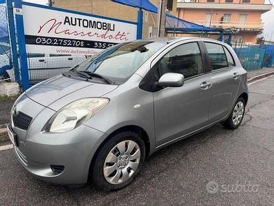 Grigio metallizzato Usata 2006 Toyota Yaris Sol Berlina | 5497 € (Cara)