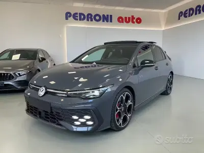 Usata VW Golf VIII GTI 265 CV (194 kW) 2024 Grigio delfin grau Berlina