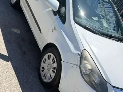 Usata Opel Corsa Edition 75 CV (55 kW) 2011 Bianco Utilitaria