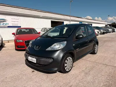 Usata Peugeot 107 68 CV (50 kW) 2008 Nero Utilitaria