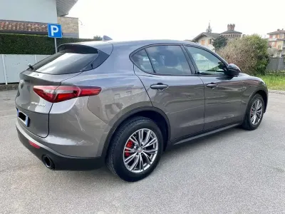 Begagnad Alfa Romeo Stelvio Executive 190 HK (139 kW) 2021 SUV