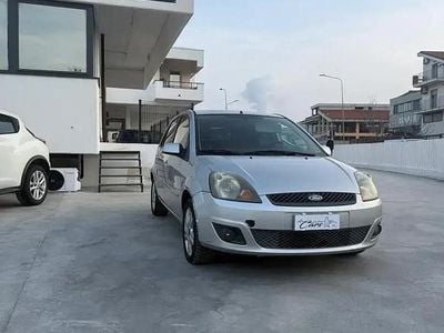 Usata Ford Fiesta Ghia 68 CV (50 kW) 2008 Grigio Utilitaria