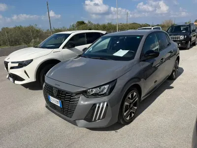 Usata Peugeot 208 Allure 100 CV (73 kW) 2025 Grigio selenium  metalli Utilitaria