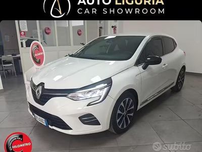 Käytetty Renault Clio V Intens 101 HP (74 kW) 2023 Valkoinen Sedan