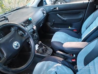 Usata VW Golf IV 101 CV (74 kW) 2001 Blu Berlina