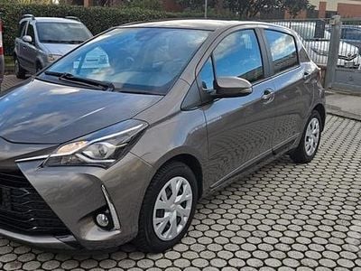 Usata Toyota Yaris Cool 72 CV (52 kW) 2019 Marrone Berlina