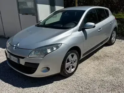 Brugt Renault Mégane Dynamique 110 HK (80 kW) 2010 Grå Sedan