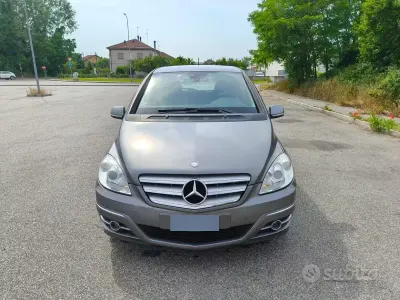 Usata Mercedes B200 Premium 140 CV (102 kW) 2011 Grigio Monovolume