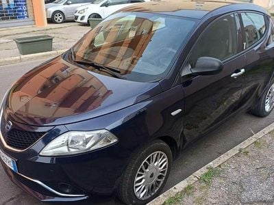 Usata Lancia Ypsilon Platinum 69 CV (50 kW) 2017 Blu Utilitaria