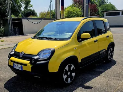 Usata Fiat Panda Cross 71 CV (52 kW) 2025 Giallo Utilitaria
