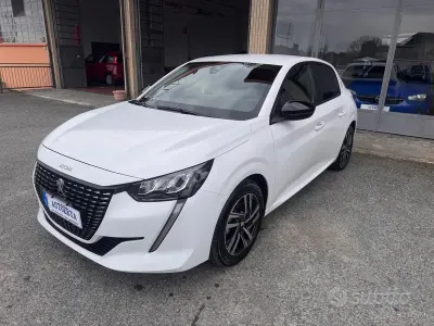 Begagnad Peugeot 208 Active 75 HK (55 kW) 2023 Vit Halvkombi
