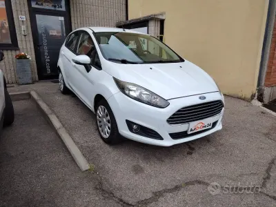 Usata Ford Fiesta Business Edition 97 CV (71 kW) 2014 Bianco gelato Utilitaria