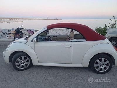 Usata VW New Beetle 101 CV (74 kW) 2005 Bianco Utilitaria