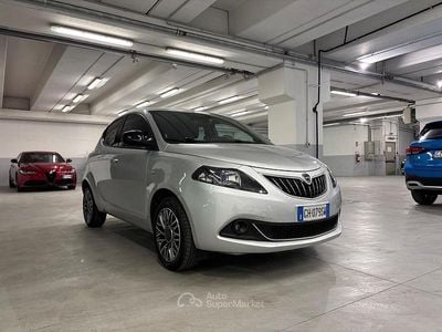 Usata Lancia Ypsilon Gold 69 CV (50 kW) 2021 Grigio chiaro Utilitaria