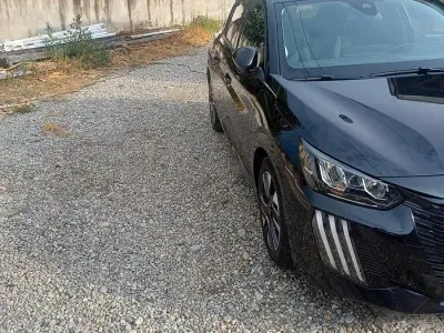 Usata Peugeot 208 Allure 101 CV (74 kW) 2026 Nero Utilitaria