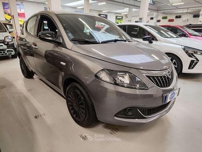 Usata Lancia Ypsilon Silver 69 CV (50 kW) 2022 Grigio pietra Utilitaria
