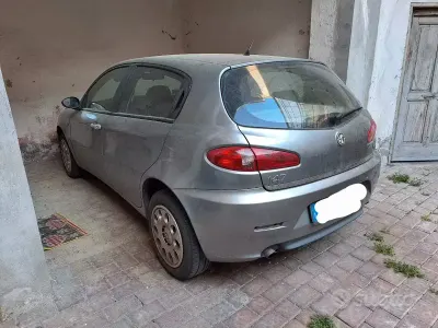 Usata Alfa Romeo 147 116 CV (85 kW) 2005 Grigio Utilitaria