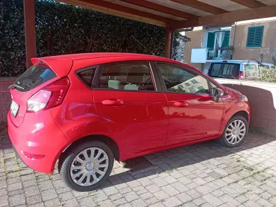 Usata Ford Fiesta 80 CV (58 kW) 2015 Rosso Utilitaria