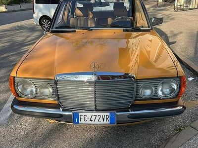 Käytetty Mercedes 240 72 HP (52 kW) 1980 Sedan
