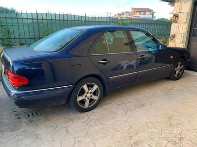 Usata Mercedes E220 Elegance 125 CV (91 kW) 1999 Blu Berlina