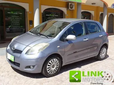 Usata Toyota Yaris 101 CV (74 kW) 2010 Azzurro Utilitaria