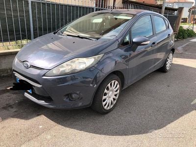 Usata Ford Fiesta 75 CV (55 kW) 2011 Grigio Utilitaria