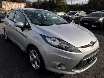 Usata Ford Fiesta Titanium 70 CV (51 kW) 2012 Argento Berlina