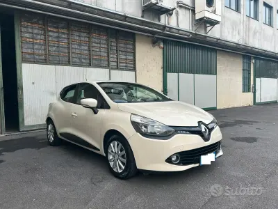 Usado Renault Clio IV 73 CV (53 kW) 2015 Blanco Berlina