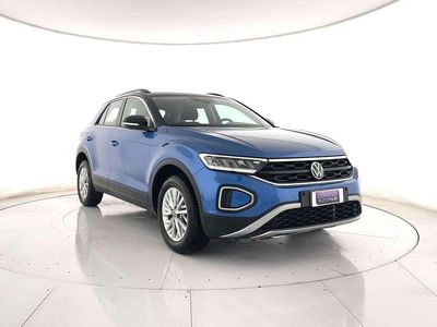Usata VW T-Roc Life 150 CV (110 kW) 2023 Blu metallizzato e tetto nero SUV