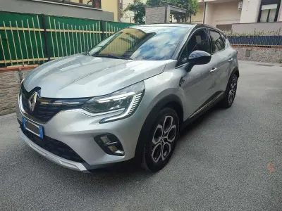 Usata Renault Captur Techno 101 CV (74 kW) 2023 Grigio SUV