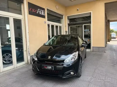 Usata Peugeot 208 GT-line 120 CV (88 kW) 2017 Nero Utilitaria