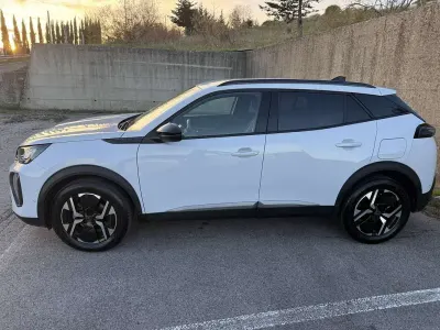Usata Peugeot 2008 Active 102 CV (75 kW) 2024 SUV
