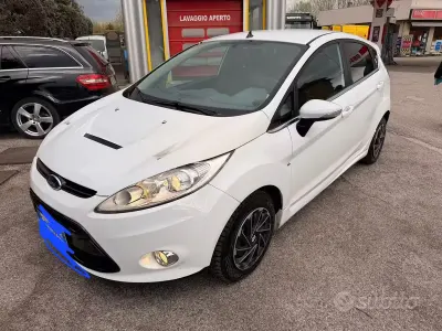 Usata Ford Fiesta 95 CV (69 kW) 2011 Bianco Berlina