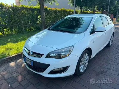 Usata Opel Astra Cosmo 140 CV (102 kW) 2013 Bianco Station wagon