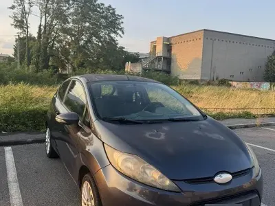 Usata Ford Fiesta 97 CV (71 kW) 2010 Marrone Berlina