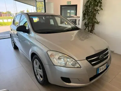 Begagnad Kia Ceed 108 HK (79 kW) 2009 Silver Halvkombi