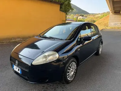 Usata Fiat Grande Punto 77 CV (56 kW) 2012 Bluazzurro Utilitaria