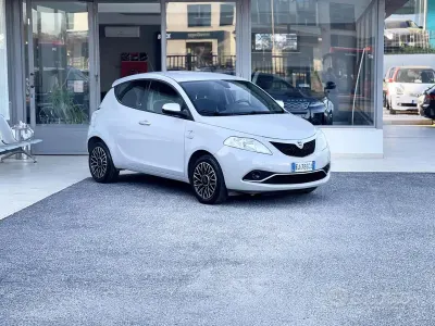 Usado Lancia Ypsilon 69 CV (50 kW) 2017 Beige Utilitario