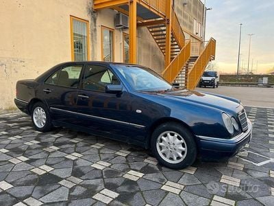 Usata Mercedes E200 Elegance 136 CV (100 kW) 1996 Blu Berlina