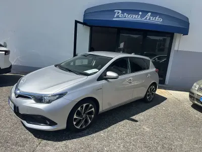 Usata Toyota Auris Hybrid Lounge 99 CV (72 kW) 2016 Argento Berlina