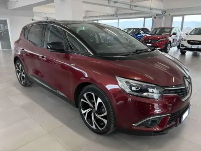 Usado Renault Scénic IV Bose Edition 110 CV (80 kW) 2017 Rojo Monovolumen