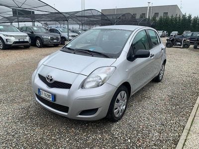 Usata Toyota Yaris 69 CV (50 kW) 2010 Grigio Utilitaria