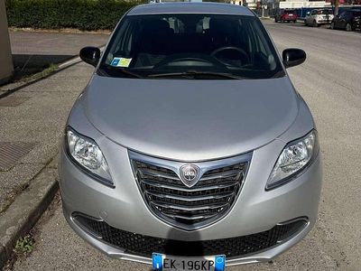 Usado Lancia Ypsilon Silver 95 HP (69 kW) 2012 Prateado Citadino