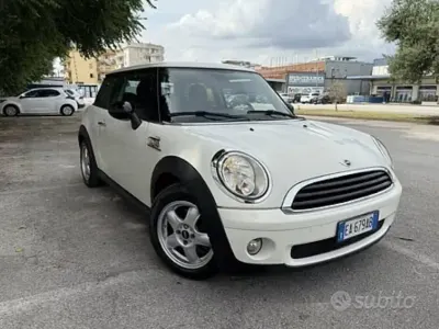 Usata Mini Cooper 75 CV (55 kW) 2009 Bianco Utilitaria