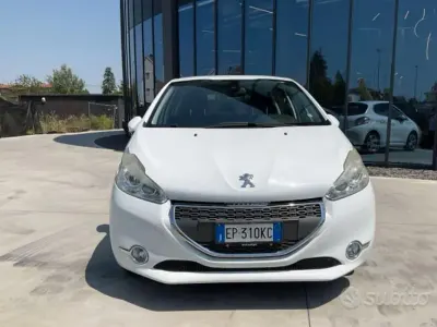 Usata Peugeot 208 Allure 82 CV (60 kW) 2013 Bianco Utilitaria