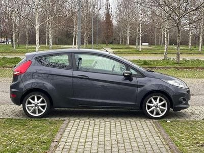 Usata Ford Fiesta Ghia 68 CV (50 kW) 2010 Grigio Utilitaria