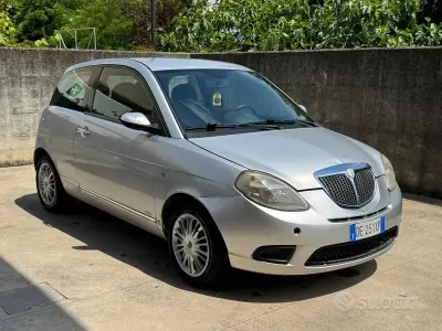 Usado Lancia Ypsilon 60 CV (44 kW) 2007 Gris Utilitario