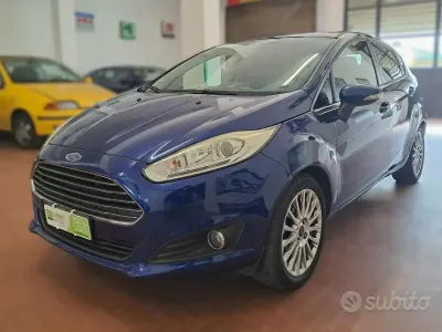 Usado Ford Fiesta Titanium 75 CV (55 kW) 2014 Azul Utilitario