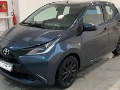 Begagnad Toyota Aygo X-play 69 HK (50 kW) 2016 Blå Halvkombi
