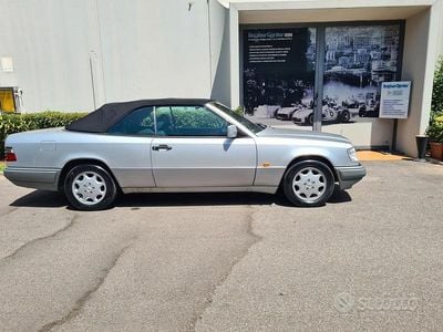 Usata Mercedes E200 136 CV (100 kW) 1994 Grigio Cabrio